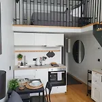 Loft Style Apartment- Free Parking- Free Gym- Keyless Access 公寓