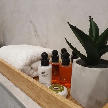 Loft Style Apartment- Free Parking- Free Gym- Keyless Access *