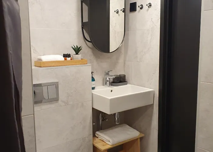 Loft Style Apartment- Free Parking- Free Gym- Keyless Access *